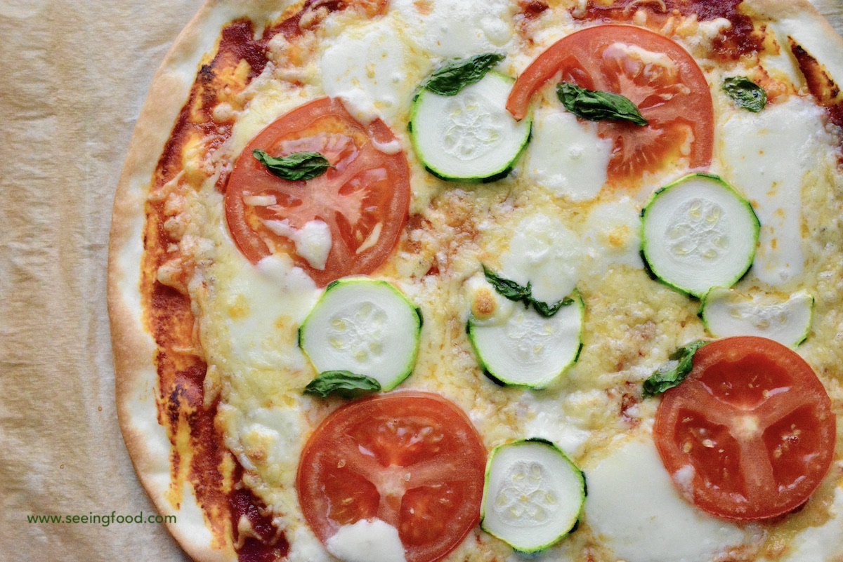 Pizza mozzarella, courgette, tomaat & basilicum